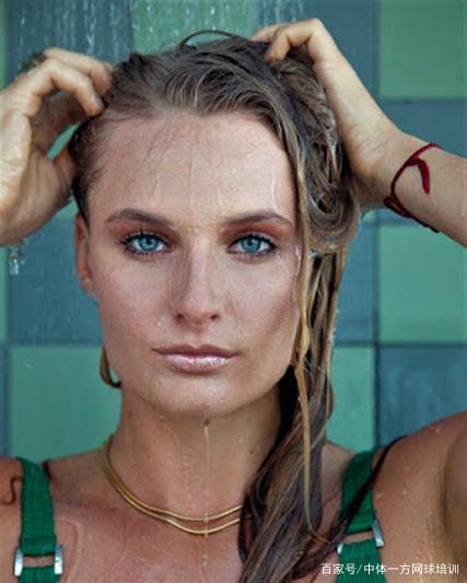 挥了关键作 挥了关键作