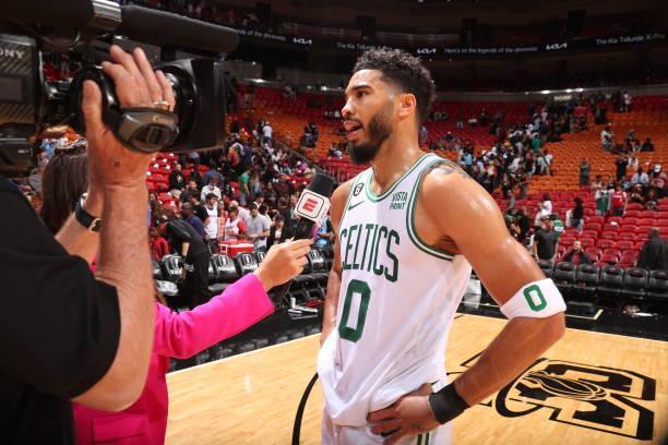 所有目光都 所有目光都